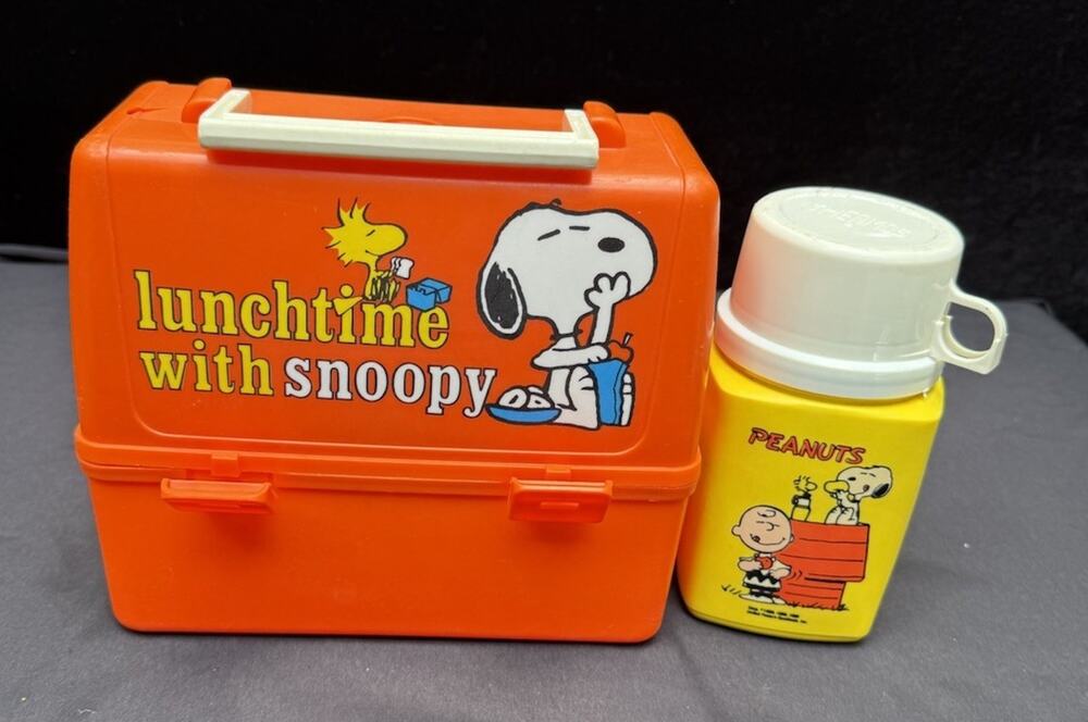Vintage 1965 Peanuts Lunchtime with Snoopy Plastic Lunch Box & Thermos *Damage*